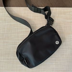 Lululemon everywhere belt bag